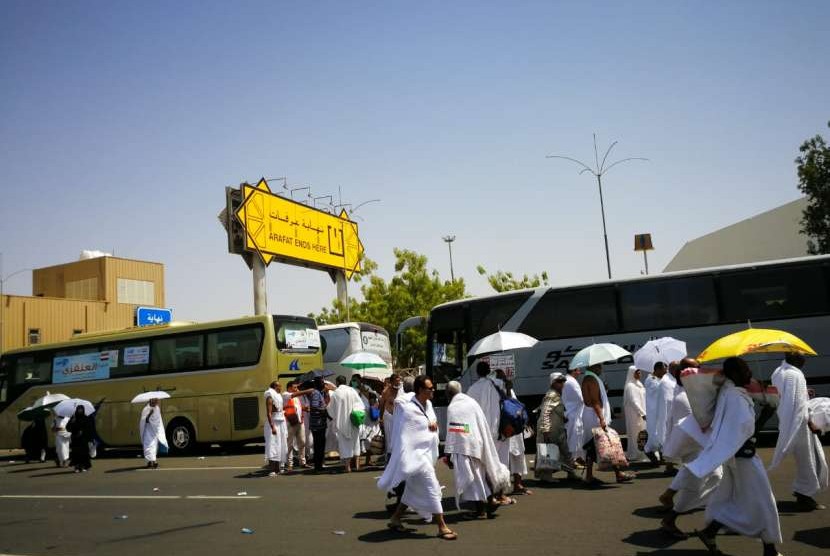 Jamaah haji melaksanakan wukuf di Arafah, Senin (20/8).