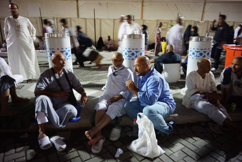 Jamaah haji melakukan mabit di Mina, Arab Saudi.