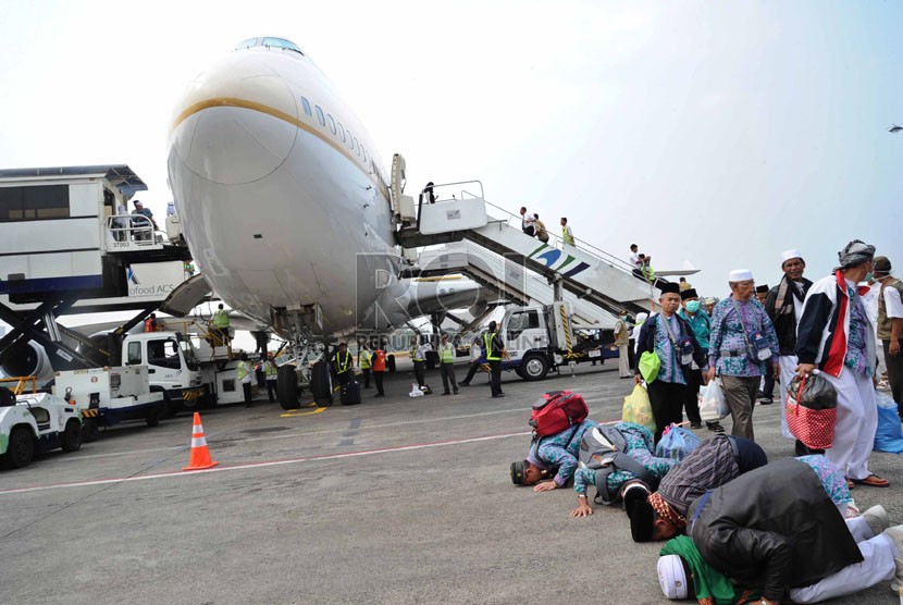  Jamaah haji melakukan sujud syukur saat tiba di Bandara Halim Perdana Kusuma, Jakarta, Rabu (5/11). (Republika/Tahta Aidilla)