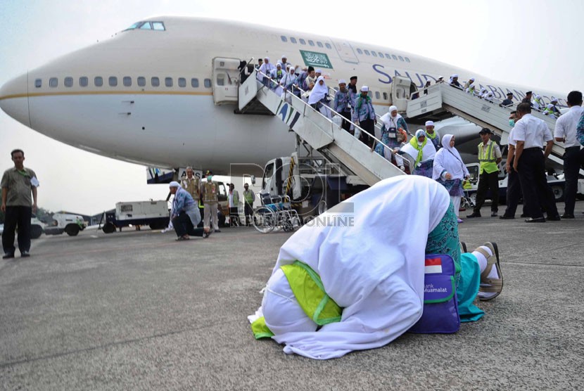  Jamaah haji melakukan sujud syukur saat tiba di Bandara Halim Perdana Kusuma, Jakarta, Rabu (5/11). (Republika/Tahta Aidilla)