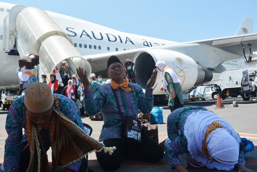 Jamaah haji melakukan sujud syukur saat tiba di tanah air di Bandara Internasional Juanda Surabaya di Sidoarjo, Jawa Timur, Minggu (18/9).
