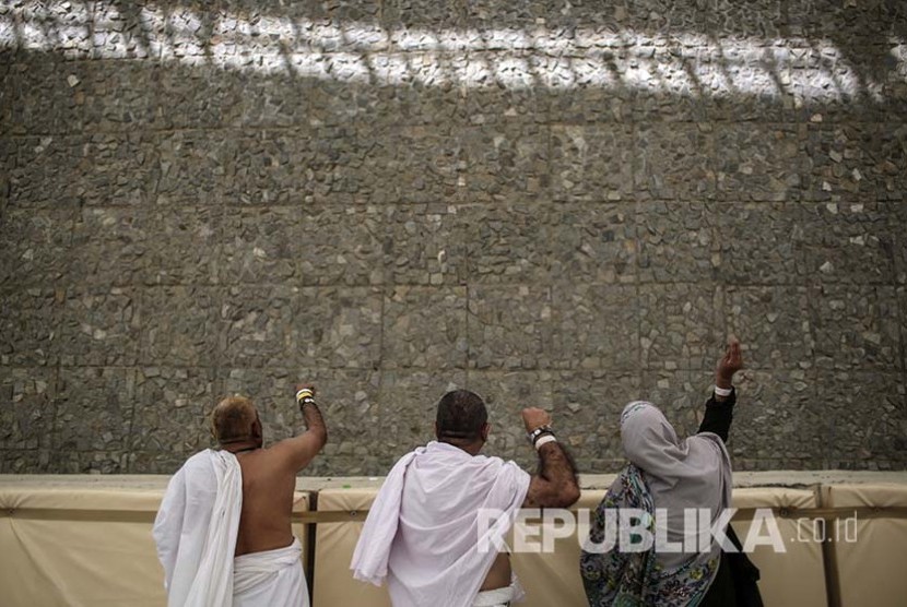 Jamaah haji melempar jumrah di Jamarat, Senin (12/9) (Fazry Ismail/EPA)