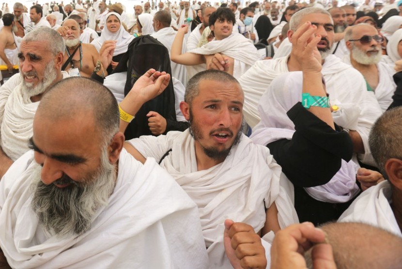  Jamaah Haji melempar jumrah di Mina Arab Saudi
