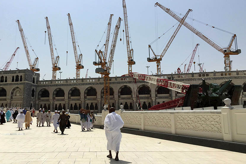  Jamaah melintas di dekat lokasi jatuhnya crane di Masjidil Haram, Makkah, Sabtu (12/9).  (Reuters/Mohamed Al Hwaity)   