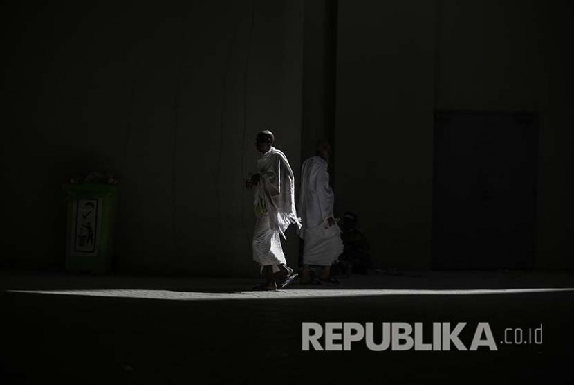 Jamaah haji melintas di Jamarat untuk melempar jumrah selajutnya, Senin (12/9). (Fazry Ismail/EPA)