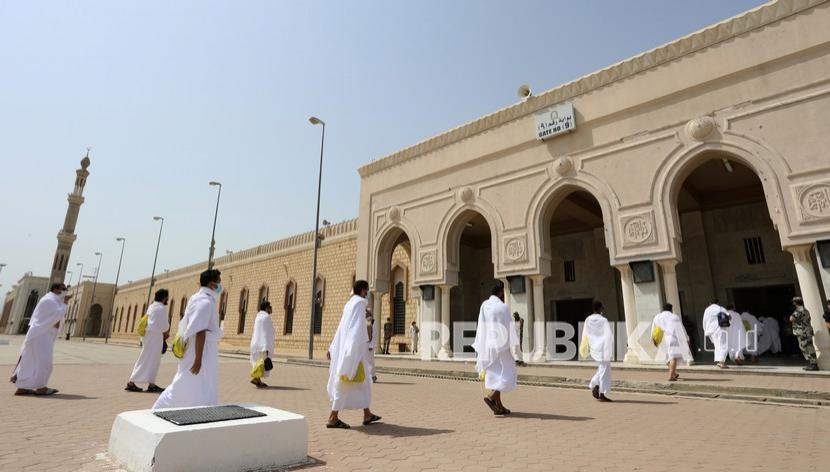 Arab Saudi memberlakukan denda untuk para jamaah haji ilegal. Jamaah haji memasuki Masjid Namira di Arafah mengenakan masker dan menjaga jarak sosial untuk melindungi diri mereka terhadap virus corona di dekat kota suci Mekah, Arab Saudi, Kamis (30/7/2020).