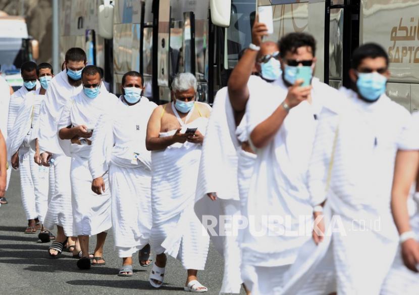 Arab Saudi Laporkan Nol Kasus Kesehatan Jamaah Haji. Jamaah haji memasuki Masjid Namira di Arafah,mengenakan masker dan menjaga jarak sosial untuk melindungi diri mereka terhadap virus corona di dekat kota suci Mekah, Arab Saudi, Kamis (30/7/2020).