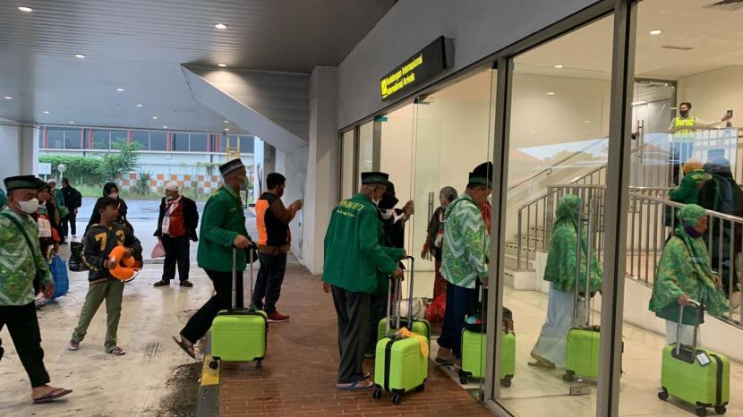 Jamaah haji memasuki sebuah bandara embarkasi haji. (ilustrasi). Biaya haji berbeda antara satu embarkasi dengan embarkasi lainnya 