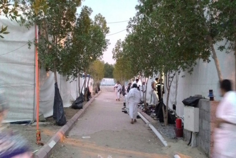 Jamaah haji memasuki tenda di Arafah untuk melaksanakan puncak haji, Rabu (30/8). Hari ini, Arafah sempat disapa gerimis.