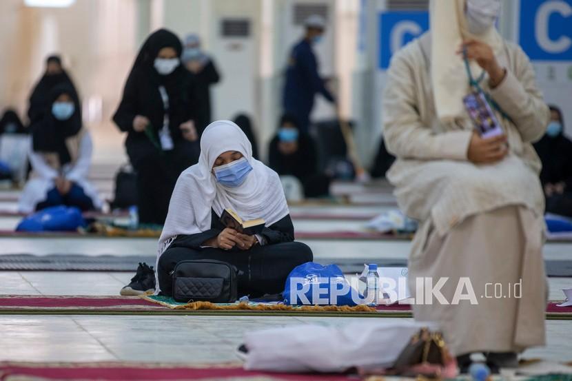 KJRI: Jamaah Indonesia Sehat dan Lancar Jalankan Ibadah Haji. Jamaah haji membaca Alquran di dalam Masjid Namira di Arafah mengenakan masker dan menjaga jarak sosial untuk melindungi diri mereka terhadap virus corona di dekat kota suci Mekah, Arab Saudi, Kamis (30/7/2020).