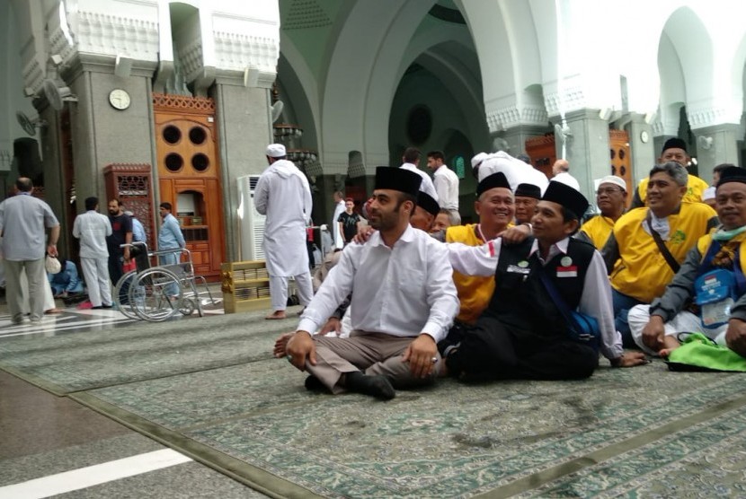 Jamaah haji memenuhi Masjid Quba, Madinah, Sabtu (21/7). Masjid yang terletak sekitar 10 kilometer dari Madjid Nabawi ini berdiri di lokasi tempat Rasulullah SAW membangun masjid pertama.