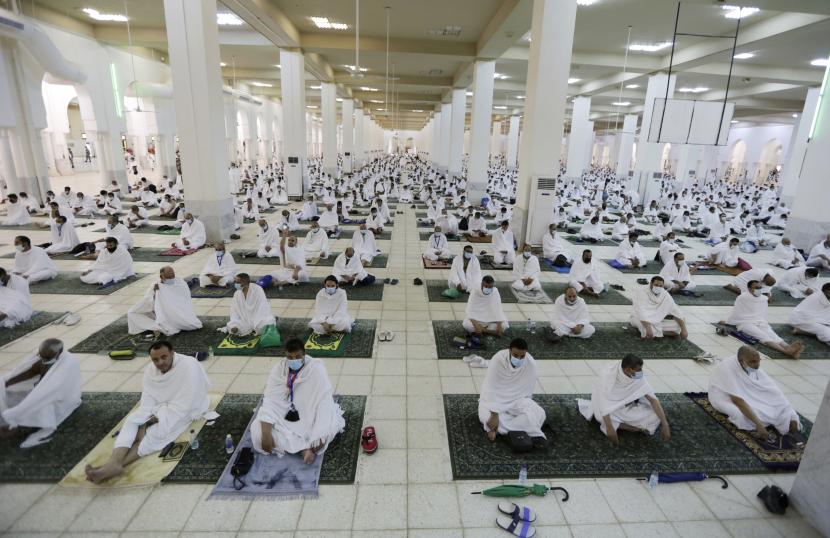 Jamaah haji mempraktikkan jarak sosial saat mereka berdoa di Masjid Namira di Arafat selama ziarah haji tahunan, dekat kota suci Mekah, Arab Saudi, Senin, 19 Juli 2021. Ulama Ingatkan Hal Ini karena Bisa Hilangkan Pahala Haji