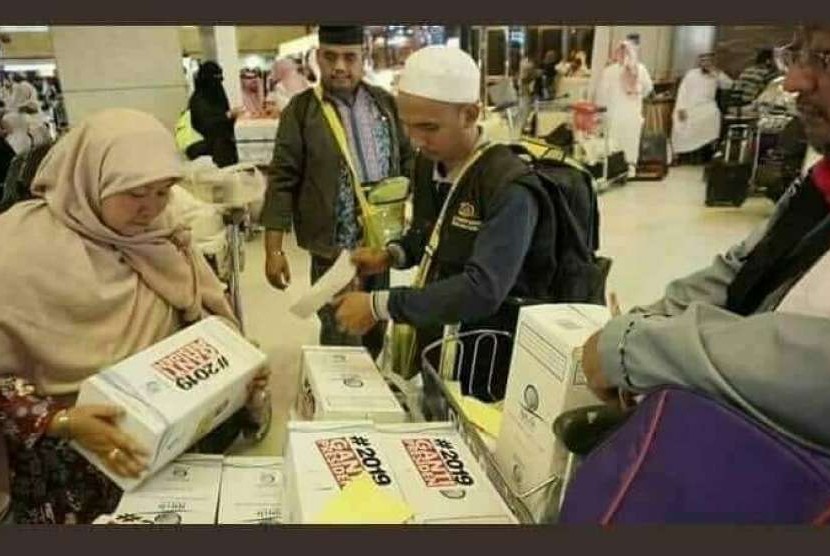 Jamaah haji mendapat paket air Zamzam berstrikeri tagar #2019GantiPresiden di Bandara Jeddah.