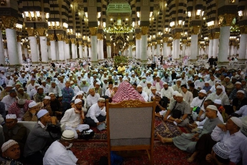 Jamaah haji mendengarkan ceramah di Masjid Nabawi, Madinah.