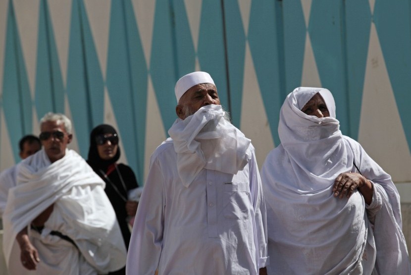 Jamaah haji mengenakan masker di Tanah Suci untuk mengantisipasi virus MERS.