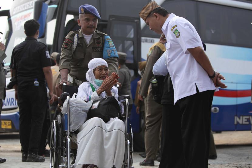 Jamaah haji menggunakan kursi roda saat tiba di Asrama Haji Kota Tangerang, Banten.