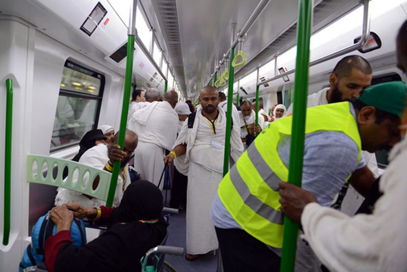  Kereta Masyair Operasikan 2.200 Perjalanan, Bawa Lebih Dari 1,3 Juta Jamaah Haji. Foto:   Jamaah haji menggunakan layanan kereta Mashair untuk transportasi di Mina, Arafah dan Muzdalifah.  (Sabq/Abdul Malik Surur)