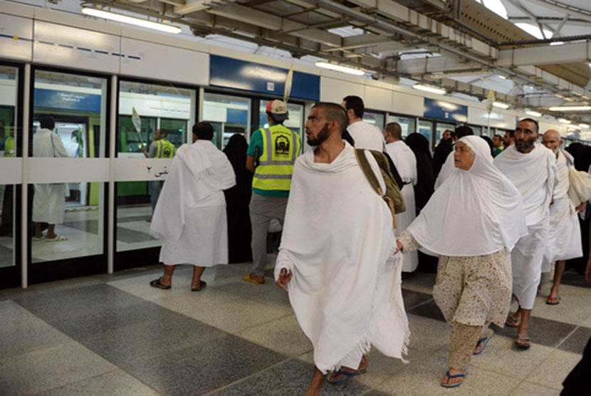  Jamaah haji menggunakan layanan kereta Mashair untuk transportasi di Mina, Arafah dan Muzdalifah.  (Sabq/Abdul Malik Surur)