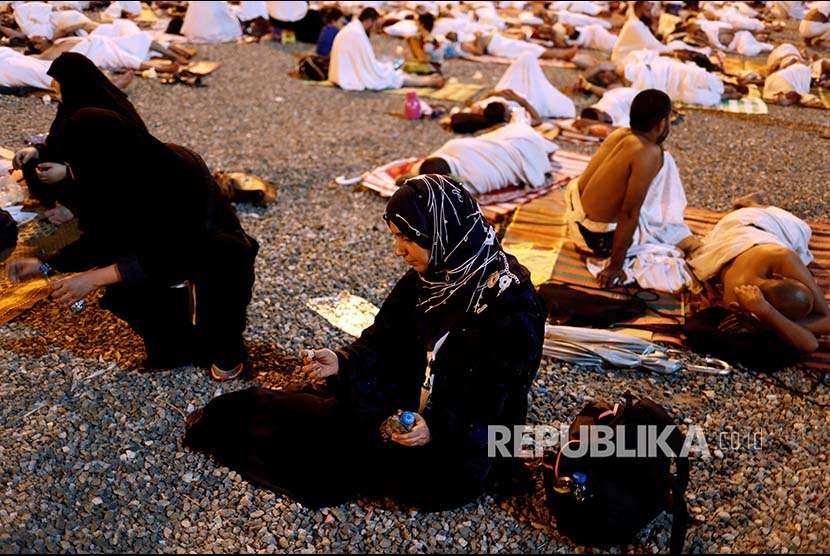 Jamaah haji mengumpulkan kerikil untuk digunakan jumrah saat mabit di Musdalifah. Armuzna, Rangkaian Ibadah Haji yang Menguras Energi Fisik dan Mental