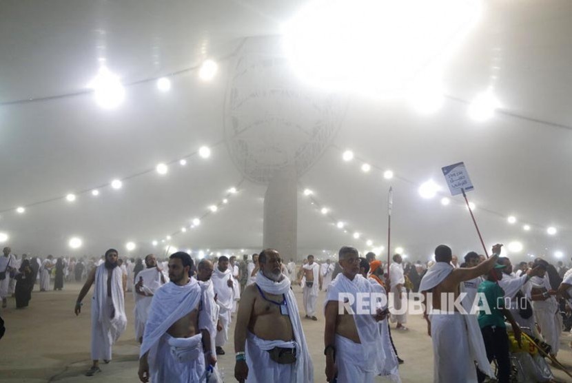 Jamaah haji meninggalkan Jamarat usai melempar jumrah, Makkah, Arab Saudi, Ahad (11/8) 