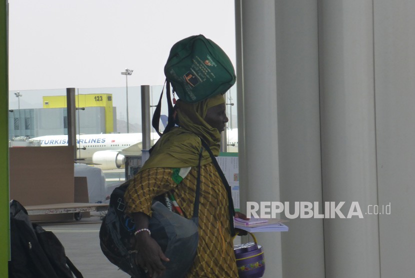 Jamaah haji asal Afrika tiba di Bandara Amir Mohammed Bin Abdulaziz di Madinah, Arab Saudi.
