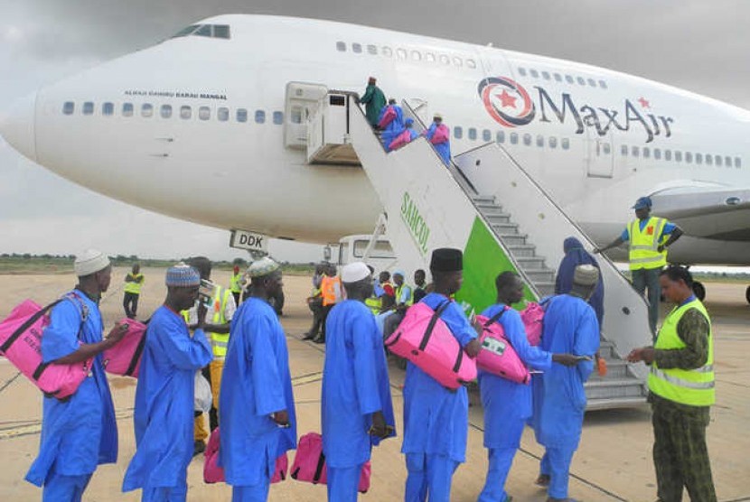 Jamaah haji Nigeria terbang menggunakan maskapai Max Air (ilustrasi). Maskapai penerbangan Nigeria akan menghentikan operasi mulai Senin hingga pemberitahuan lebih lanjut karena tingginya biaya bahan bakar jet (avtur), kata asosiasi Operator Maskapai Nigeria (AON) pada Jumat (6/5/2022).