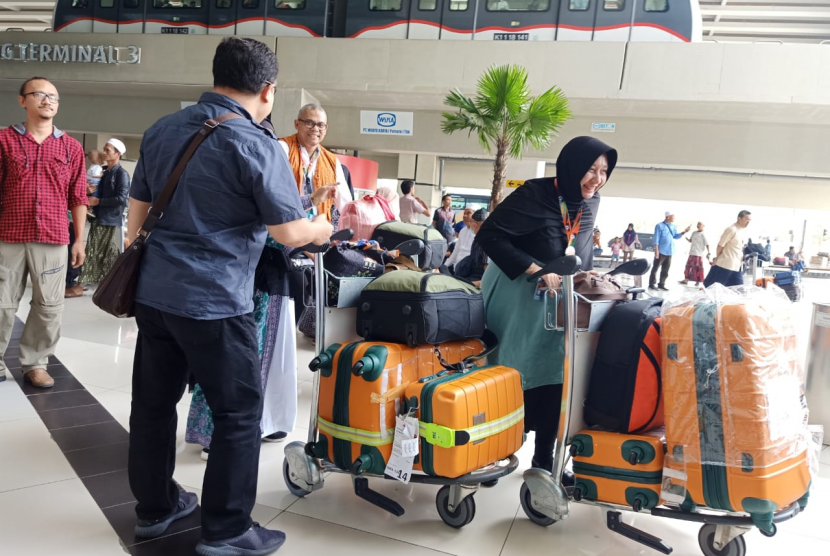 Jamaah haji NRA Group tiba di Bandara Soekarno Hatta, Tangerang, Banten, Jumat (30/8).