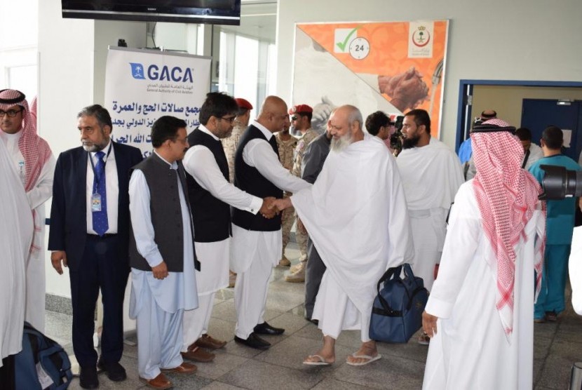 Pakistan Klaim Arab Saudi Pertimbangkan 20 Persen Kuota Haji. Foto: Jamaah haji Pakistan tiba di Bandara Jeddah, Senin (24/7). Kedatangan jamaah haji ini menandai dimulai musim haji 2017.