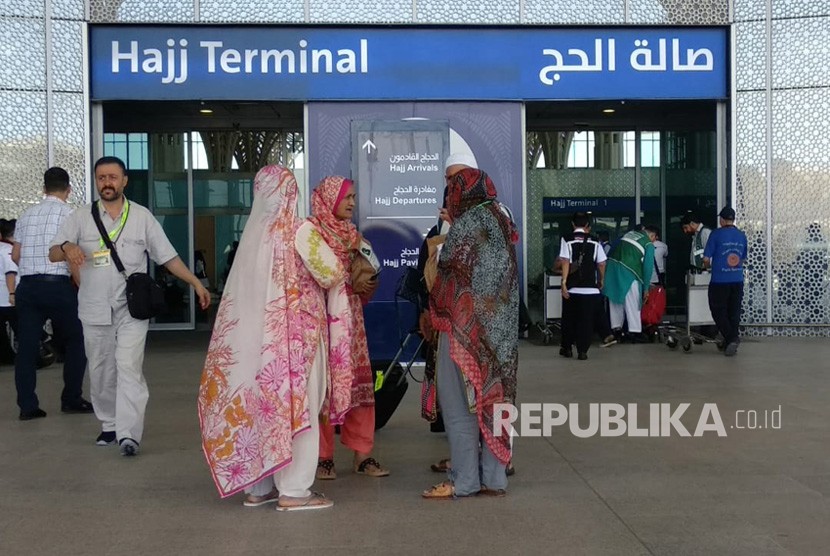 Jamaah haji perempuan asal Pakistan tiba di Tanah Suci, Selasa (17/7l mengenakan sejenis sari, pakaian tradisional mereka.