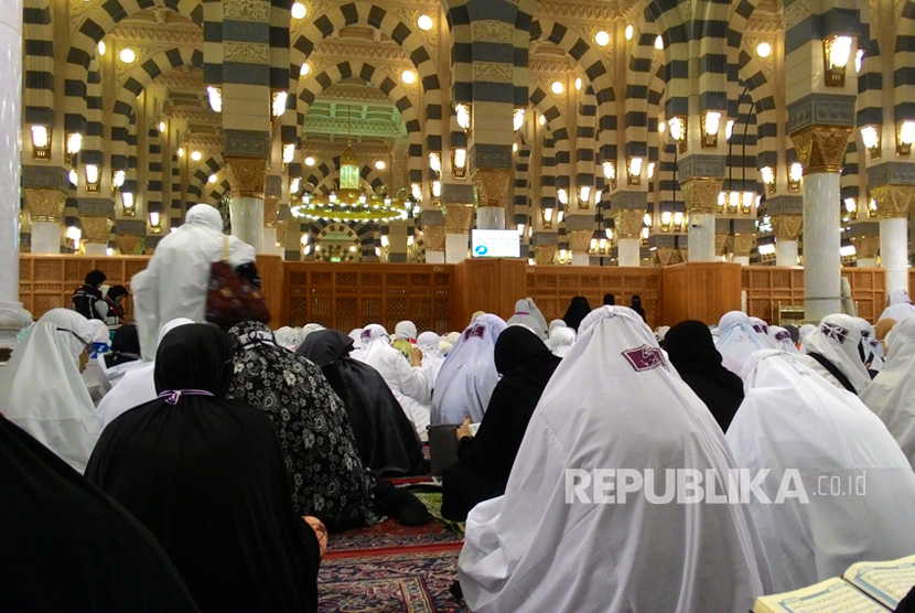 Jamaah haji perempuan Indonesia menunggu dengan tertib untuk masuk ke raudhah di Masjid Nabawi, Madinah. Lebih dari 1,5 Juta Jamaah Umroh tiba di Madinah