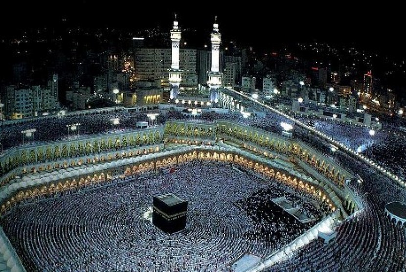 Jamaah haji saat beribadah di Masjidil Haram, Makkah, Arab Saudi.