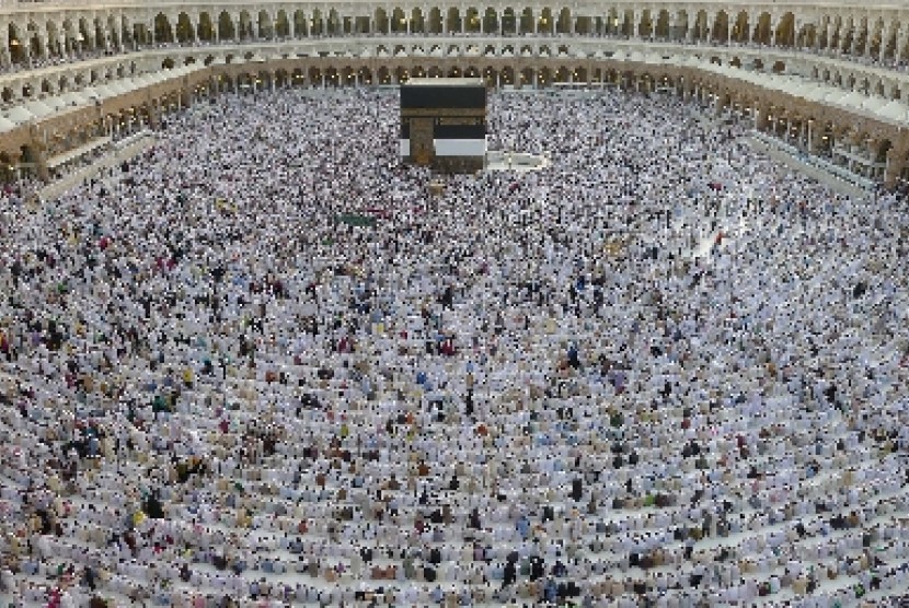 Jamaah haji saat melaksanakan thawaf di Masjidil Haram, Makkah, Arab Saudi.
