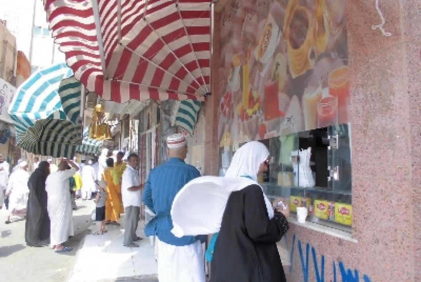 Jamaah haji sedang berbelanja di toko kecil yang terletak di pinggiran Masjid al-Haram, Makkah.