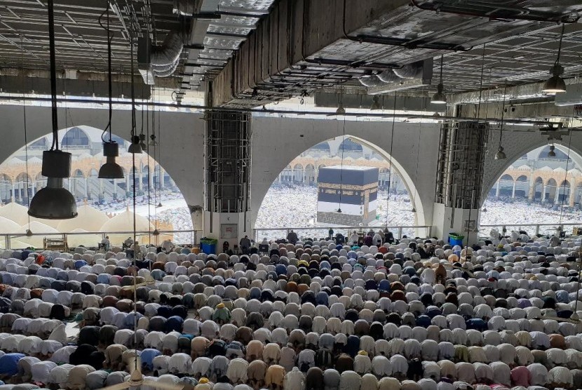 Jamaah haji sedang melaksanakan shalat wajib berjamaah menghadap Kabah di Masjidil Haram pada musim haji 1440 H / 2019 M. 