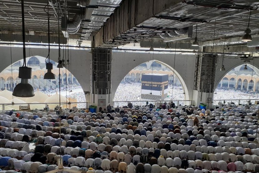 Ketika Lelah, Tengoklah Kembali Ka’bah. Foto: Jamaah haji sedang melaksanakan shalat wajib berjamaah menghadap Kabah di Masjidil Haram pada musim haji 1440 H / 2019 M. 