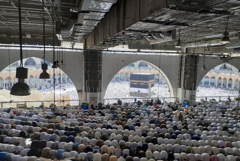 Muhammadiyah Apresiasi Keputusan Kemenag Soal Haji 2020. Foto: Jamaah haji sedang melaksanakan shalat wajib di Masjidil Haram pada musim haji 1440 H / 2019 M (Ilustrasi).