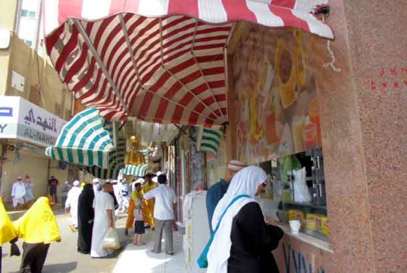 Jamaah haji sedang membeli makanan dan minuman di sebuah kedai yang terletak di pinggiran Masjidil  Haram, Makkah, Ahad (30/9). Kawasan itu nantinya akan dibongkar untuk proyek perluasan Masjidil Haram.