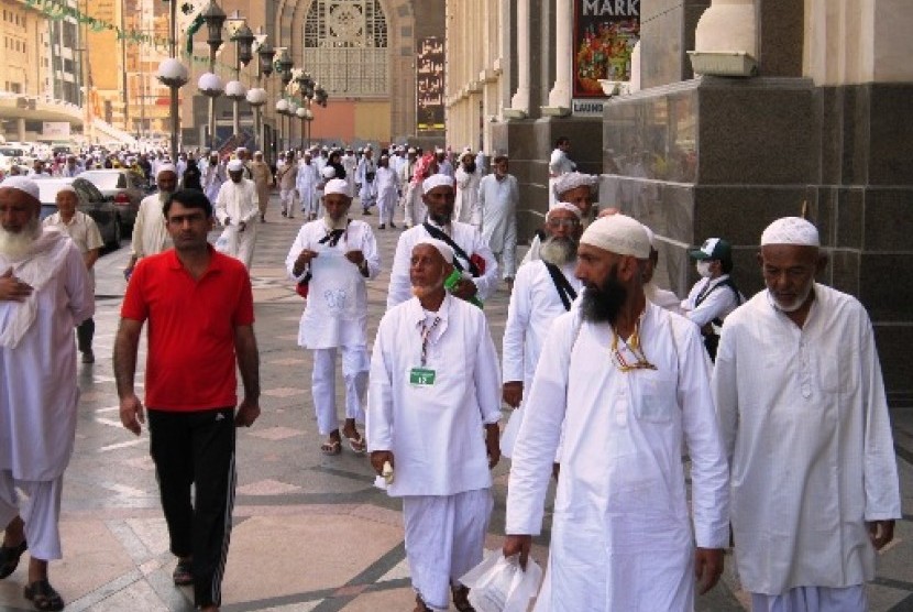 Jamaah haji sedang menuju ke Masjidil Haram