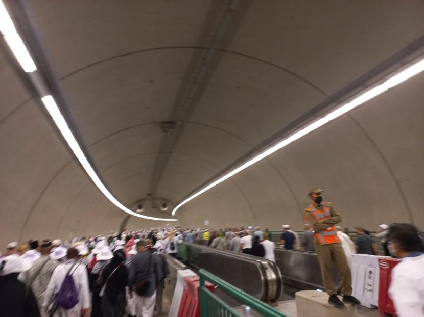 Jamaah haji seluruh dunia melintas di terowongan Muaisyim lantai tiga jalur Jamarat untuk melempar jumroh di hari kedua pelontaran. Pada hari kedua ini jamaah memakai pakaian biasa tanpa ihram, Ahad (10/7). 