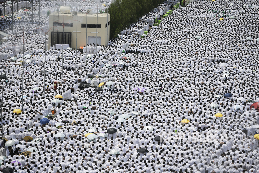 Jamaah haji shalat berjamaah di Masjid Namira di Padang Arafah, Makkah, Arab Saudi (Ilustrasi)