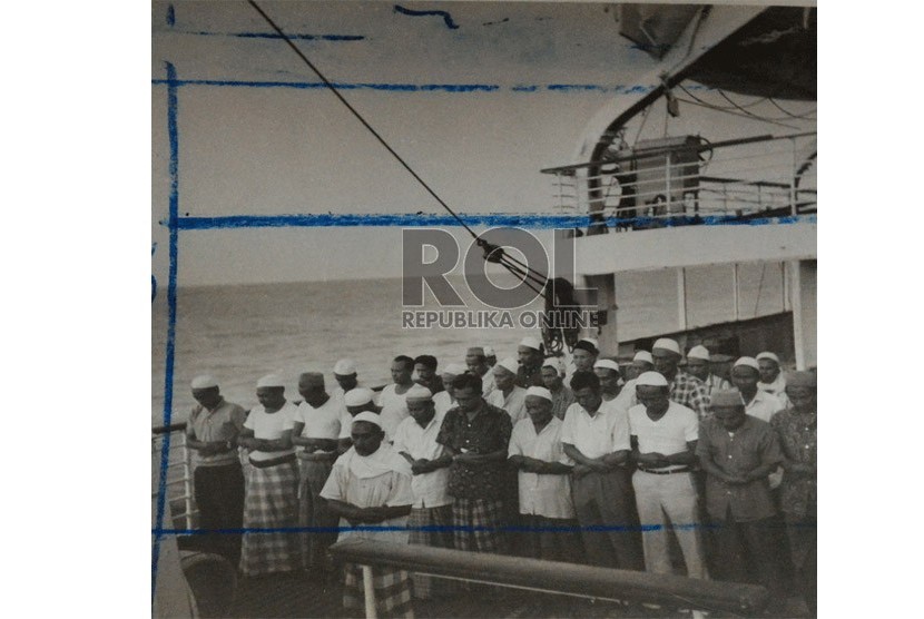 Jamaah haji shalat di atas Kapal. Foto ini diambil pada tahun 1950.