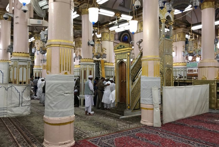 Jamaah haji shalat di Raudhah yang terdapat di dalam Masjid Nabawi, Madinah.