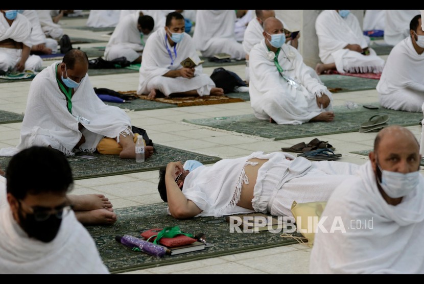  Jamaah haji tengah beristirahat saat menunaikan ibadah wukuf di Masjid Namirah, Arafah, Senin (19/7).