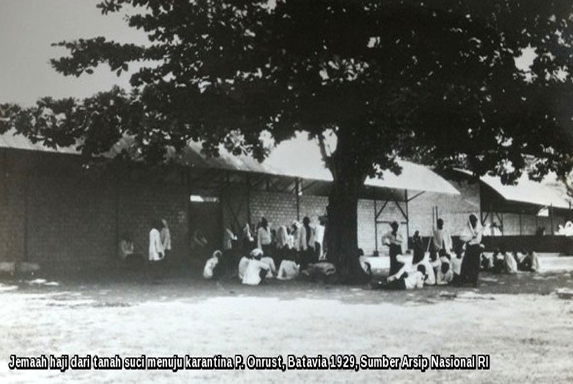 Jamaah Haji tengah berkumpul di Pulau Onrust 1910-1029