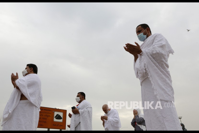  Jamaah haji tengah memanjatkan doa di Jabal Rahmah, saat menunaikan ibadah wukuf di padang Arafah.