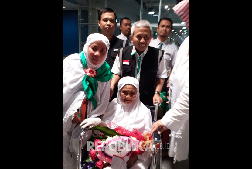 Jamaah haji tertua Indonesia Baiq Mariah (104 tahun) asal Lombok, Nusa Tenggara Barat disambut meriah saat tiba di Bandara.