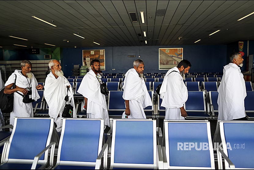 Jamaah haji dan umrah yang tiba di bandara internasional King Abdulaziz Jeddah, Saudi Arabia (ilustrasi) 