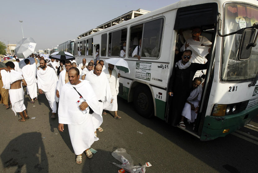  Jamaah haji turun dari bus saat tiba di kota Arafah untuk menunaikan ibadah wukuf di Arafah,Kamis (25/10). (Amr Abdallah Dalsh/Reuters) 