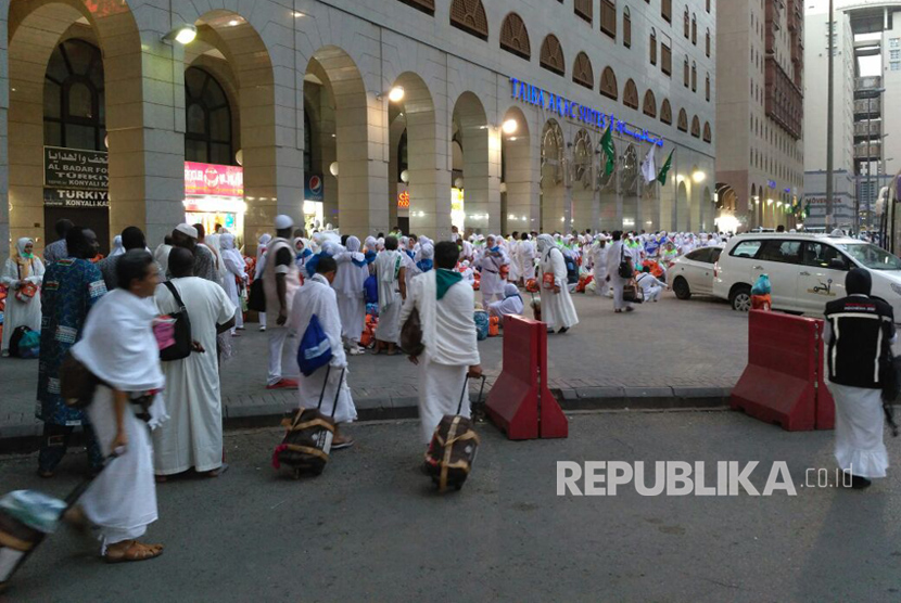 Jamaah haji menunggu bus yang akan membawa mereka dari Madinah ke Makkah di depan hotel Taiba Arac Suites. 