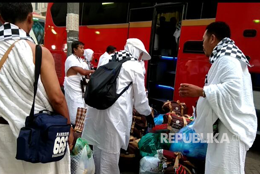 Jamaah haji UPG 18 menunggu bus yang akan membawa mereka dari Madinah ke Makkah, Ahad (20/8). Mereka telah bersiap-siap di depan hotel Taiba Arac Suites usai shalat subuh di Masjid Nabawi. 